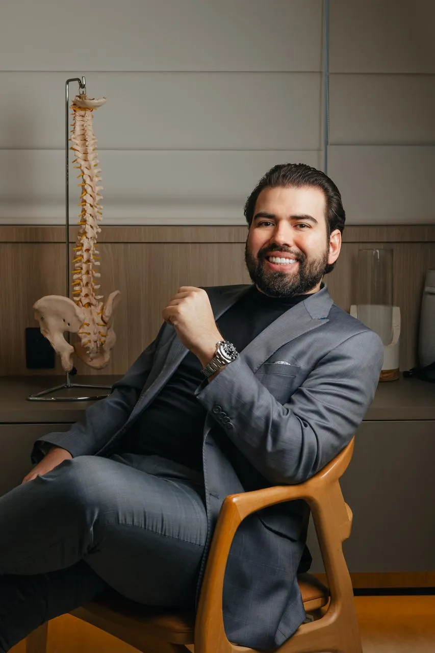 Dr. Pedro Fortuna em consultório